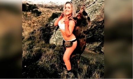 cazadora posa semidesnuda en instagram con animales que asesino y esta amenazada de muerte cazadora posa semidesnuda en instagram con animales que asesino y esta amenazada de muerte