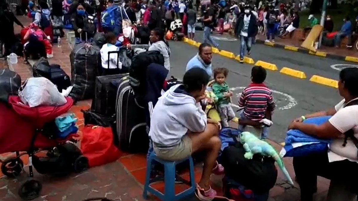 Casi 100 mil venezolanos dejaron Colombia por el coronavirus y esperan hacerlo unos 40 mil más. 