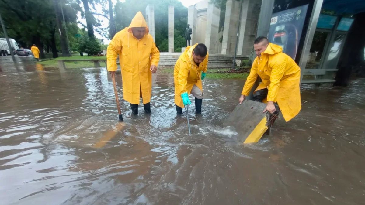 La lluvia trajo complicaciones en varios puntos de la ciudad. La lluvia trajo complicaciones en varios puntos de la ciudad.