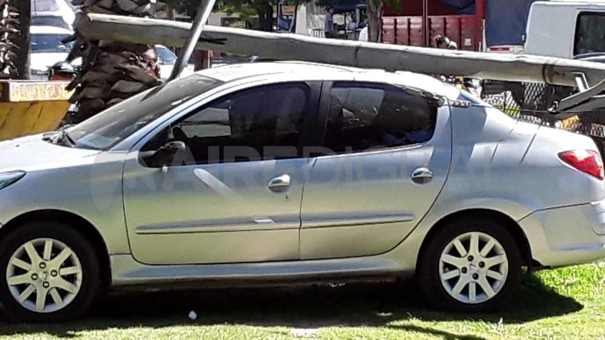 El auto estaba estacionado sobre la vereda de una casa en Av. López y Planes al 5200.&nbsp;