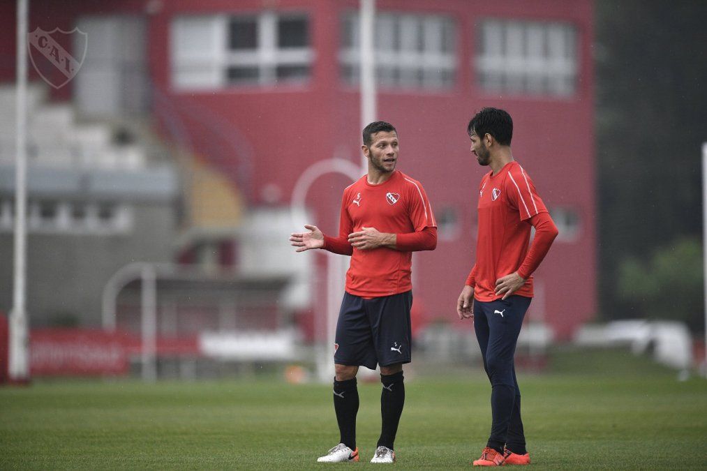 Independiente recupera jugadores y entrena con DT interino pensando en Unión