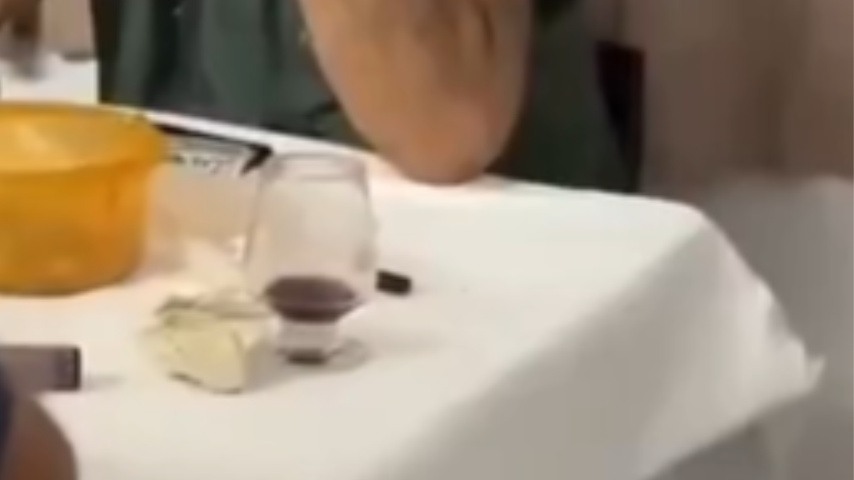 Médicos comían asado y tomaban vino mientras niños esperaban atención