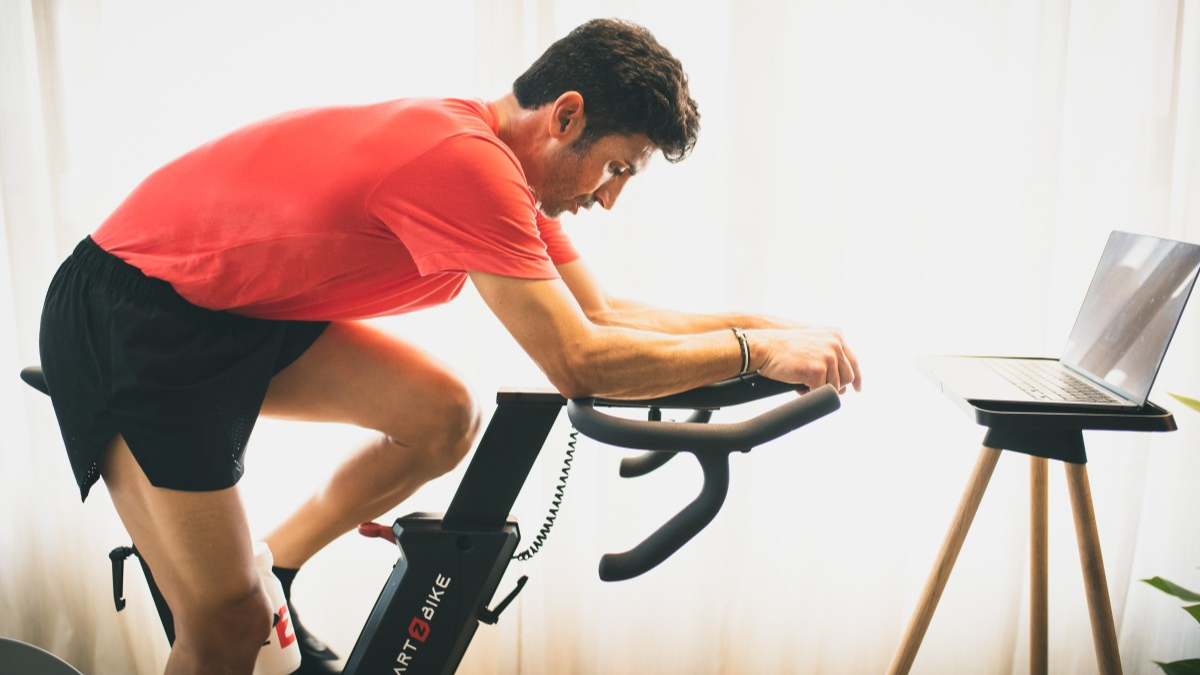 Subir la altura del asiento en la bicicleta fija disminuye la flexión profunda de la rodilla y protege el cartílago durante el pedaleo. Subir la altura del asiento en la bicicleta fija disminuye la flexión profunda de la rodilla y protege el cartílago durante el pedaleo.