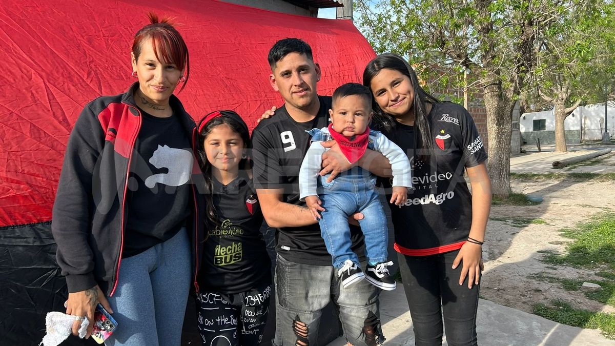 Fernanda, Delfina, Daniel, Tiziano y Milena, la familia de barrio San Agustín que comparte su pasión por Colón. Fernanda, Delfina, Daniel, Tiziano y Milena, la familia de barrio San Agustín que comparte su pasión por Colón.