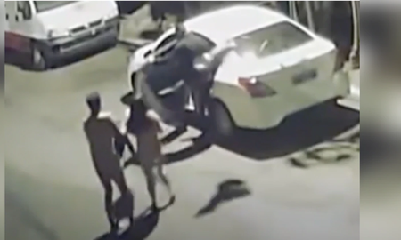 El video de la pareja que tenía sexo en el auto, fue asaltada y los dejaron desnudos en la calle El video de la pareja que tenía sexo en el auto, fue asaltada y los dejaron desnudos en la calle