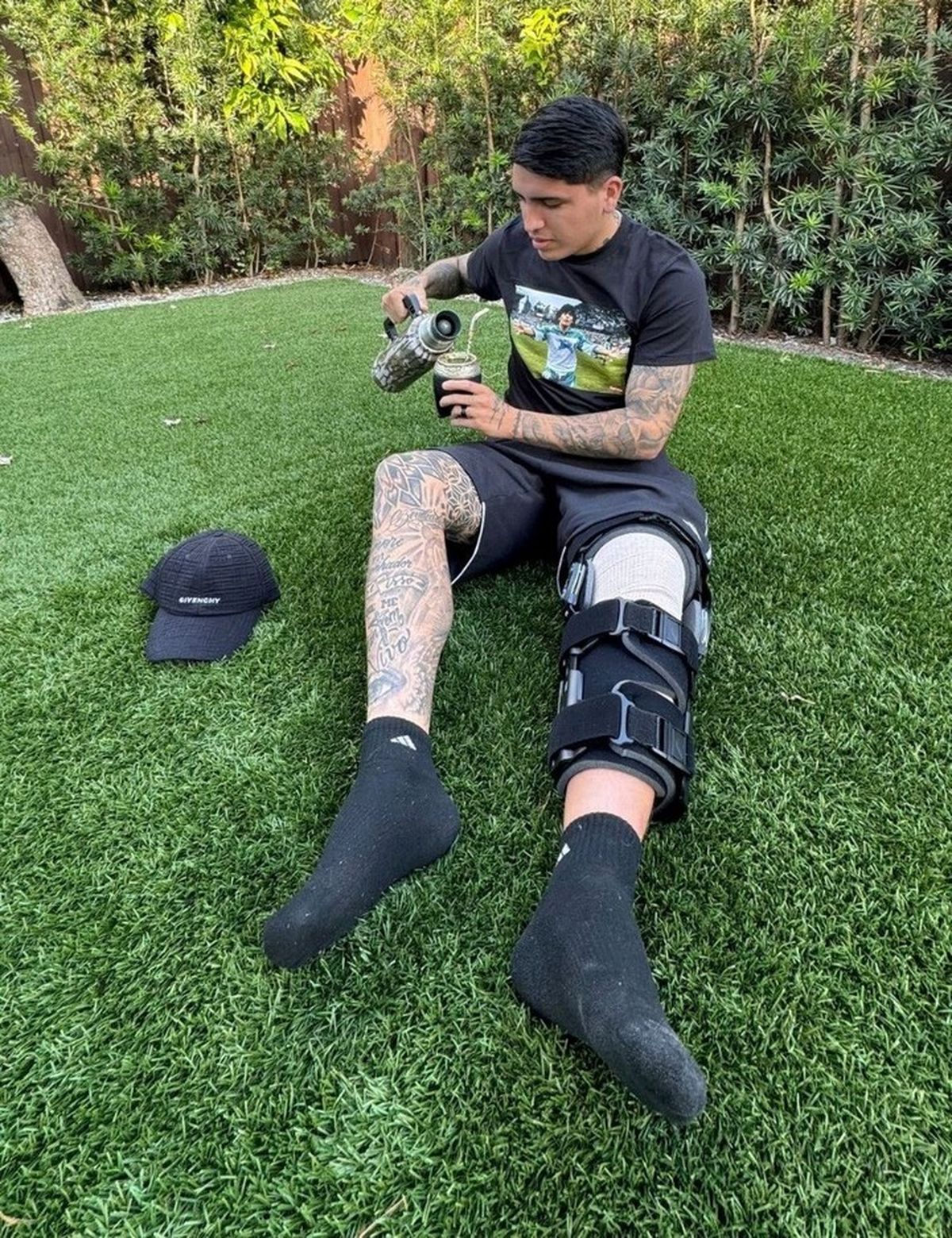 Facundo Farías en su casa con la camiseta de Diego Maradona. Foto: Instagram Facundo Farías. Facundo Farías en su casa con la camiseta de Diego Maradona. Foto: Instagram Facundo Farías.