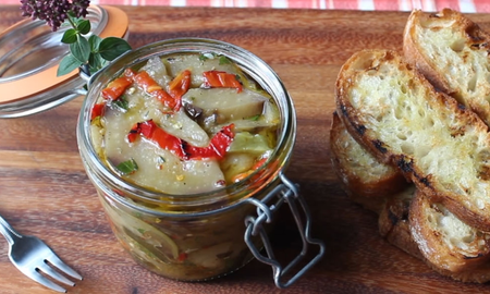 Las berenjenas en escabeche, un clásico de la cocina criolla, son perfectas para acompañar picadas, carnes frías o disfrutar como entrada fresca.