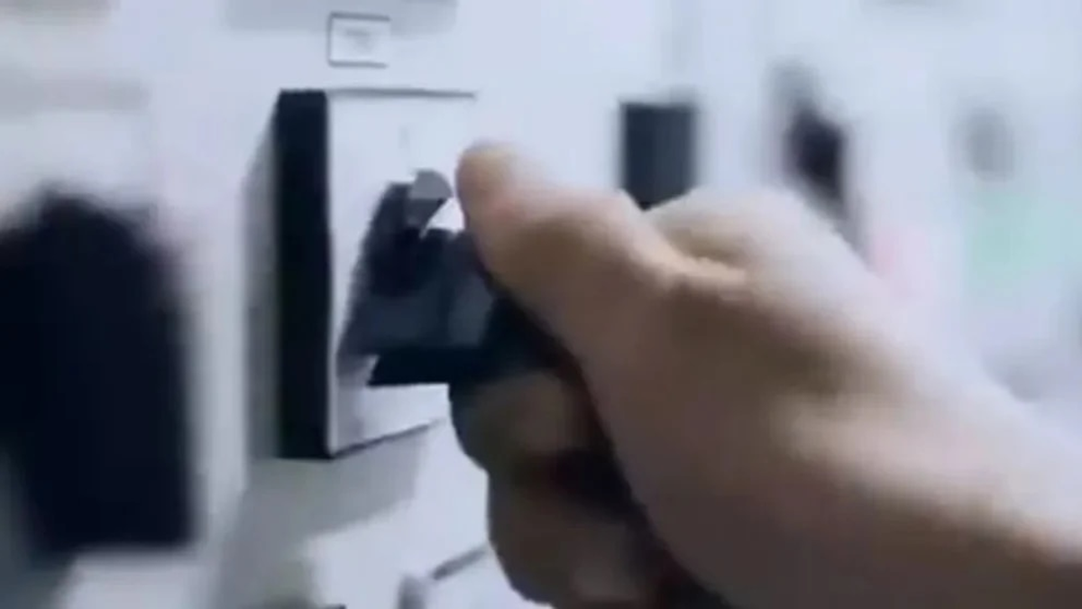 Las imágenes también muestran a un empleado de Gazprom que parece cerrar el suministro de gas.