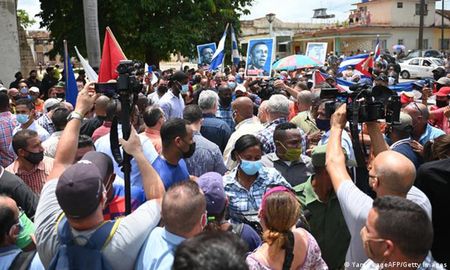 Al grito de “libertad” y otras consignas antigubernamentales, miles de cubanos salieron a las calles en ciudades de todo el país el domingo para protestar por la escasez de alimentos y medicinas. Al grito de “libertad” y otras consignas antigubernamentales, miles de cubanos salieron a las calles en ciudades de todo el país el domingo para protestar por la escasez de alimentos y medicinas.
