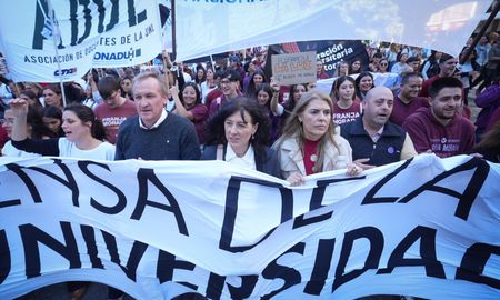 Tras la marcha universitaria, los gremios redoblan el plan de lucha. Tras la marcha universitaria, los gremios redoblan el plan de lucha.