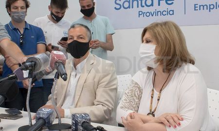 Juan Manuel Pusineri y Adriana Cantero brindaron una conferencia de prensa después de la reunión paritaria de este miércoles. Juan Manuel Pusineri y Adriana Cantero brindaron una conferencia de prensa después de la reunión paritaria de este miércoles.