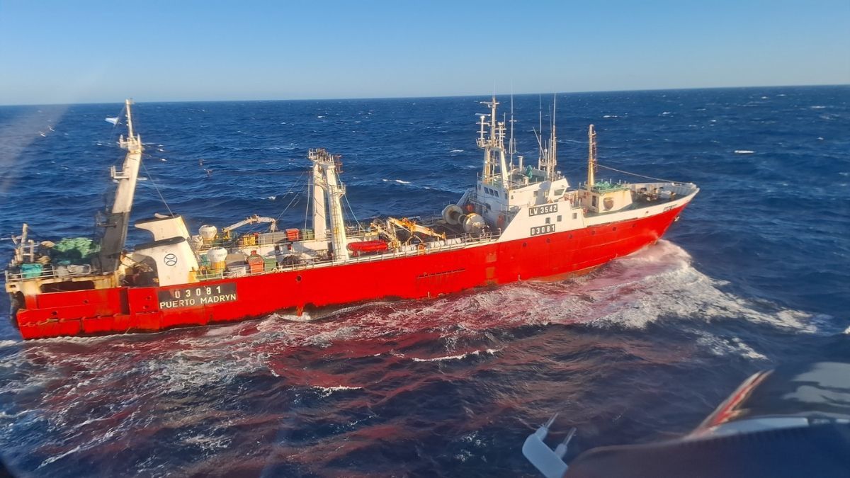 El procedimiento se realizó a unas 85 millas náuticas de Puerto Deseado. El procedimiento se realizó a unas 85 millas náuticas de Puerto Deseado.