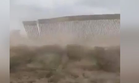 Parte del muro fronterizo entre México y Estados Unidos que se habría derrumbado por la tormenta tropical Hanna. Parte del muro fronterizo entre México y Estados Unidos que se habría derrumbado por la tormenta tropical Hanna.