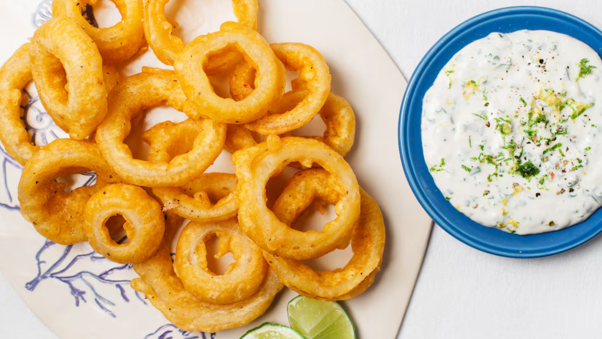 Los aros de cebolla son un aperitivo crujiente y delicioso que se puede preparar de forma sencilla.&nbsp;