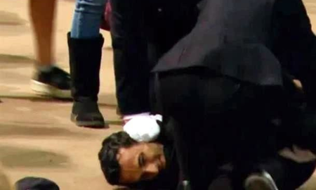 El hombre que se abalanzó sobre el féretro de la reina Isabel II fue reducido por los guardias. El hombre que se abalanzó sobre el féretro de la reina Isabel II fue reducido por los guardias.