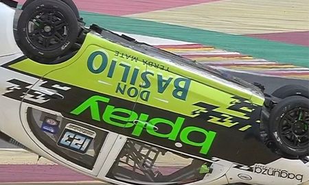 Así quedó el auto conducido por el hermano del Dibu Martínez en la largada del Campeonato Rus de Turismo Nacional. Así quedó el auto conducido por el hermano del Dibu Martínez en la largada del Campeonato Rus de Turismo Nacional.