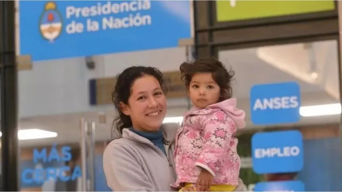 El Gobierno comunicó un incremento en los pagos de la Asignación Universal por Hijo (AUH) siguiendo la Ley de Movilidad Jubilatoria. El Gobierno comunicó un incremento en los pagos de la Asignación Universal por Hijo (AUH) siguiendo la Ley de Movilidad Jubilatoria.