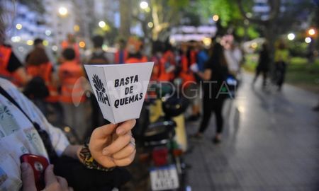 La ciudad de Rosario es escenario de constantes protestas contra los incendios que se vienen registrando durante gran parte de este año debido a la histórica sequía y en reclamo de una ley nacional de humedales. La ciudad de Rosario es escenario de constantes protestas contra los incendios que se vienen registrando durante gran parte de este año debido a la histórica sequía y en reclamo de una ley nacional de humedales.