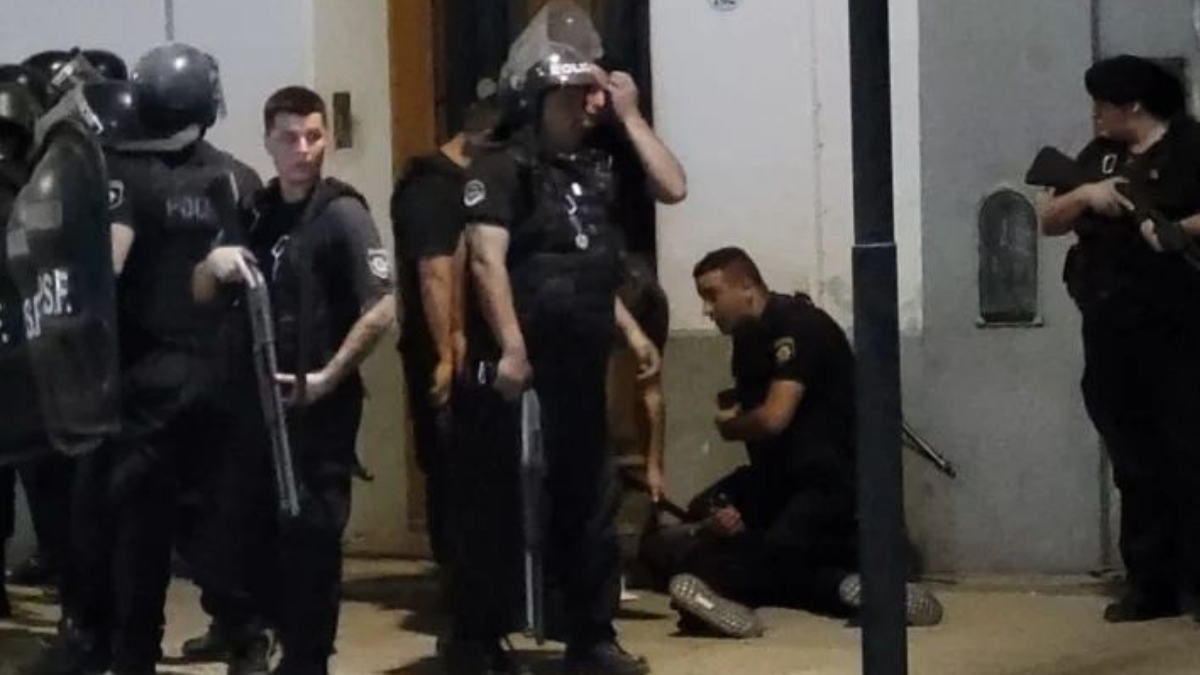 Los enfrentamientos dejaron policías heridos por los piedrazos y personas alcanzadas por las postas.