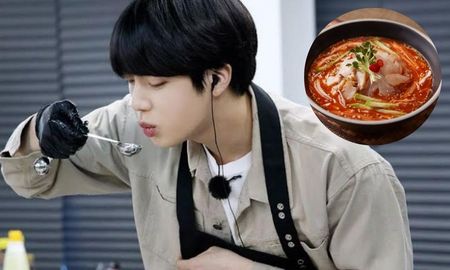 Jin convirtió al mulhoe en uno de los platos coreanos más buscados entre los fans de BTS. Jin convirtió al mulhoe en uno de los platos coreanos más buscados entre los fans de BTS.