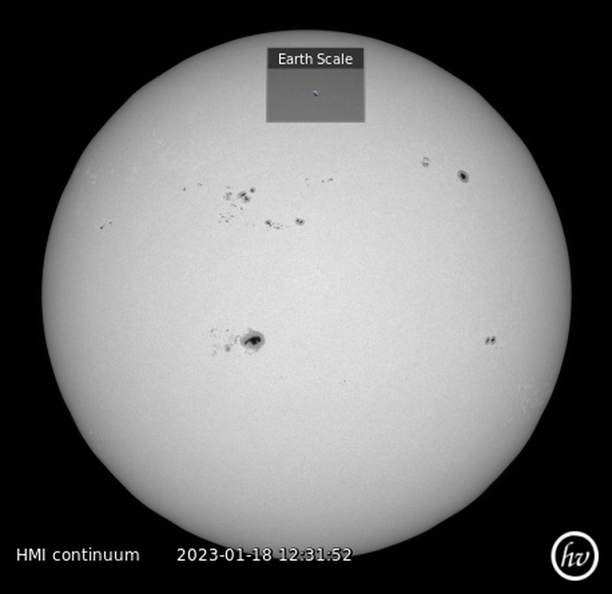 La mancha más grande es la que se observa fácilmente desde la Tierra.