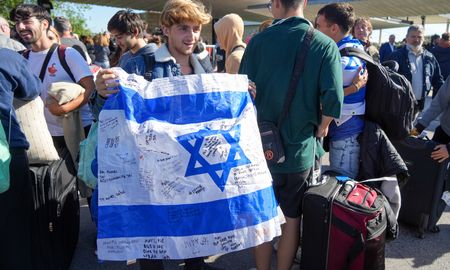 Más de 500 argentinos ya regresaron al país desde Israel. Más de 500 argentinos ya regresaron al país desde Israel.