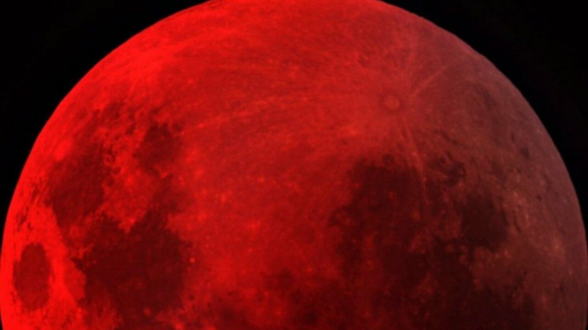 Tal como pasó con la Superluna Rosa de abril, el satélite también está cerca de la Tierra y tendrá un tamaño mayor de lo habitual. 