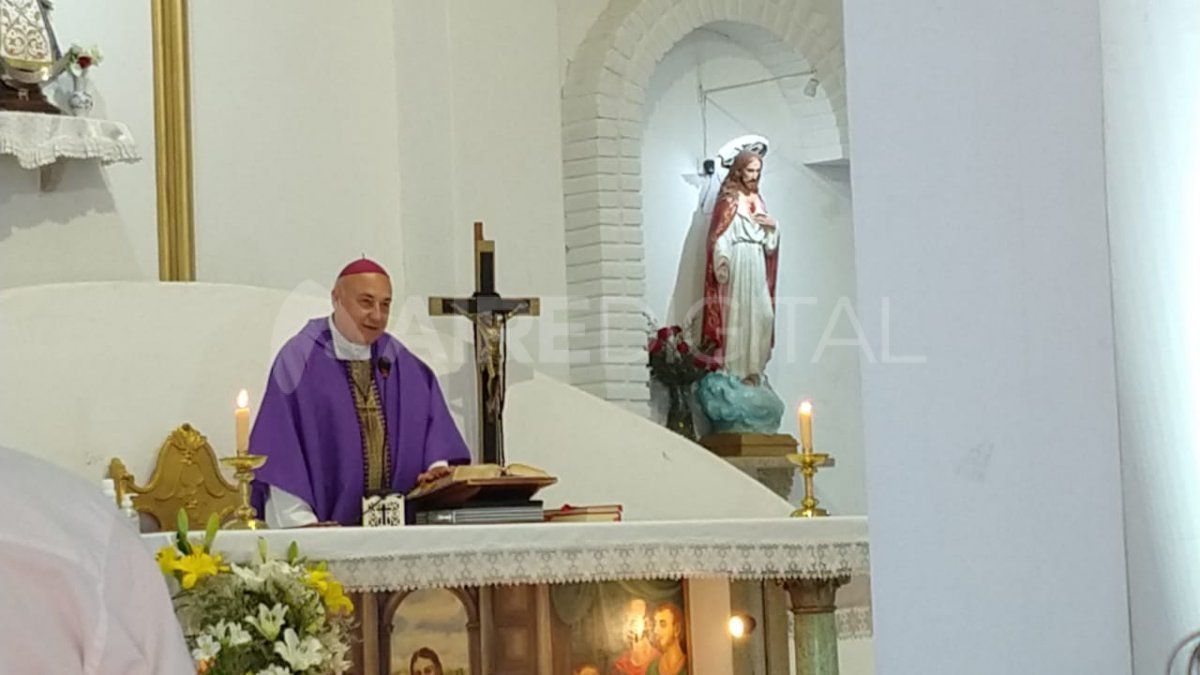 El arzobispo Sergio Fenoy encabezó la misa de despedida al padre Pablo este viernes por la mañana.