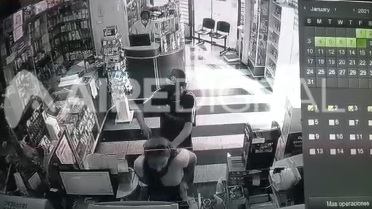 Captura del video - Asalto a una farmacia de Bulevar