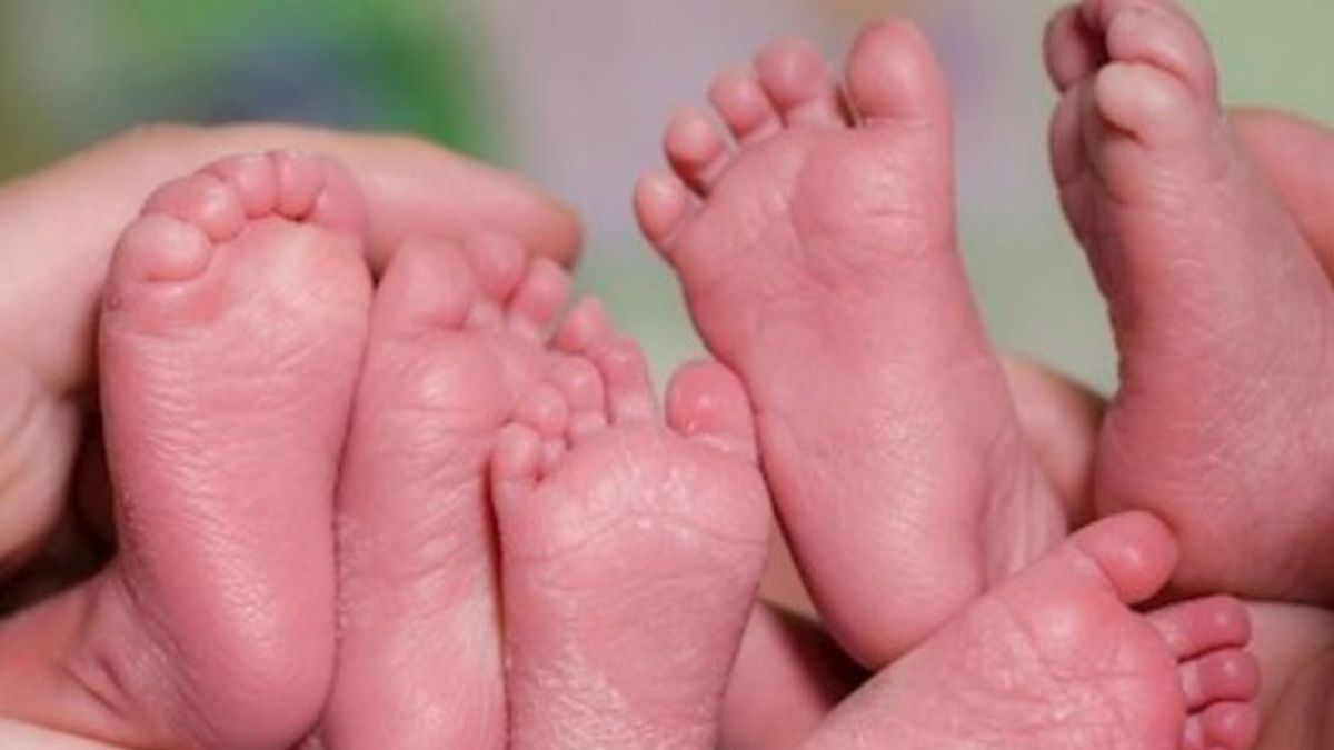 Tras el fallecimiento de dos de las bebas, los médicos de guardia descubrieron que tenía en el vientre una tercera beba, la que fue sacada en una operación de cesárea.