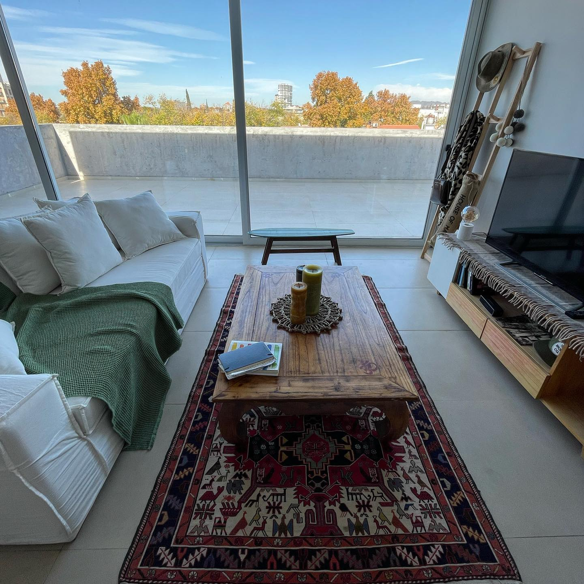 El hogar de la cantante posee un balcón espacioso para disfrutar de los amaneceres y atardeceres de la ciudad de Mendoza.