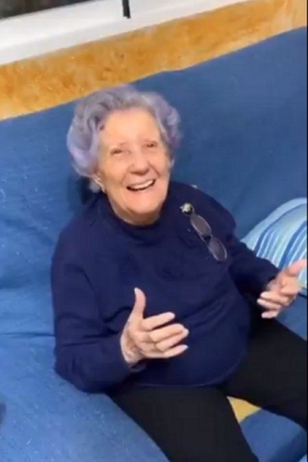 en medio de la cuarentena, se disfraza para divertir a su abuela