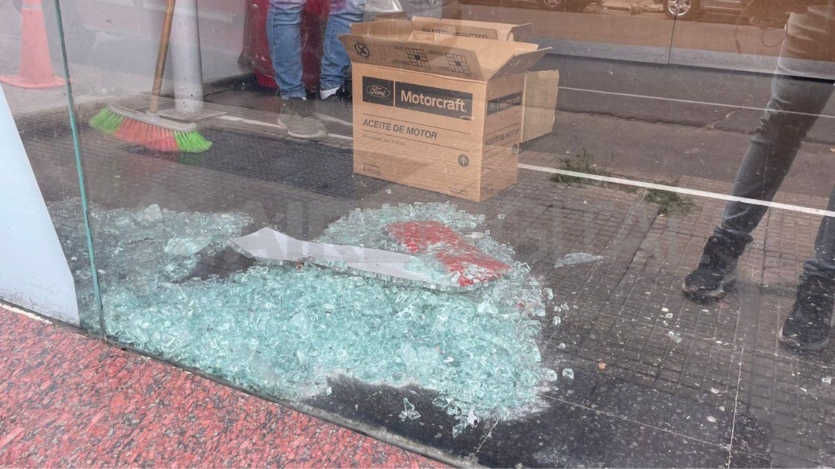 Una persona que se encontraba en el lugar resultó lesionada por uno de los vidrios de la puerta y debió ser trasladada al hospital Una persona que se encontraba en el lugar resultó lesionada por uno de los vidrios de la puerta y debió ser trasladada al hospital