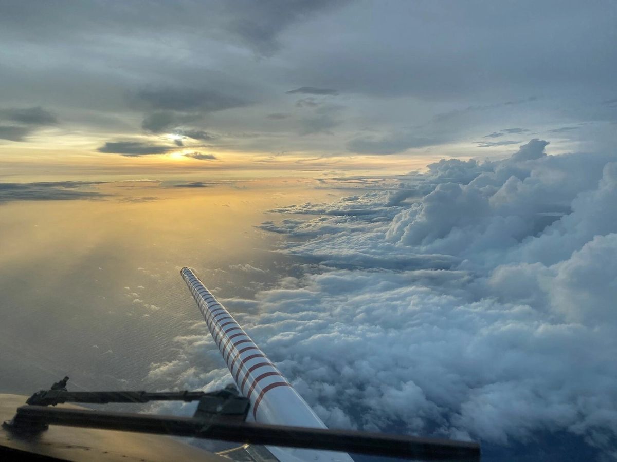 Uno de los instrumentos del WP-3D Orion es una sonda que está en su nariz (foto), y que se utiliza para medir la intensidad de las ráfagas de viento. También cuenta con un radar doppler que lleva en la cola (Tail Doppler Radar, o TDR), junto con otro en la parte baja de su fuselaje, que escanean al huracán de forma vertical y horizontal. Uno de los instrumentos del WP-3D Orion es una sonda que está en su nariz (foto), y que se utiliza para medir la intensidad de las ráfagas de viento. También cuenta con un radar doppler que lleva en la cola (Tail Doppler Radar, o TDR), junto con otro en la parte baja de su fuselaje, que escanean al huracán de forma vertical y horizontal.