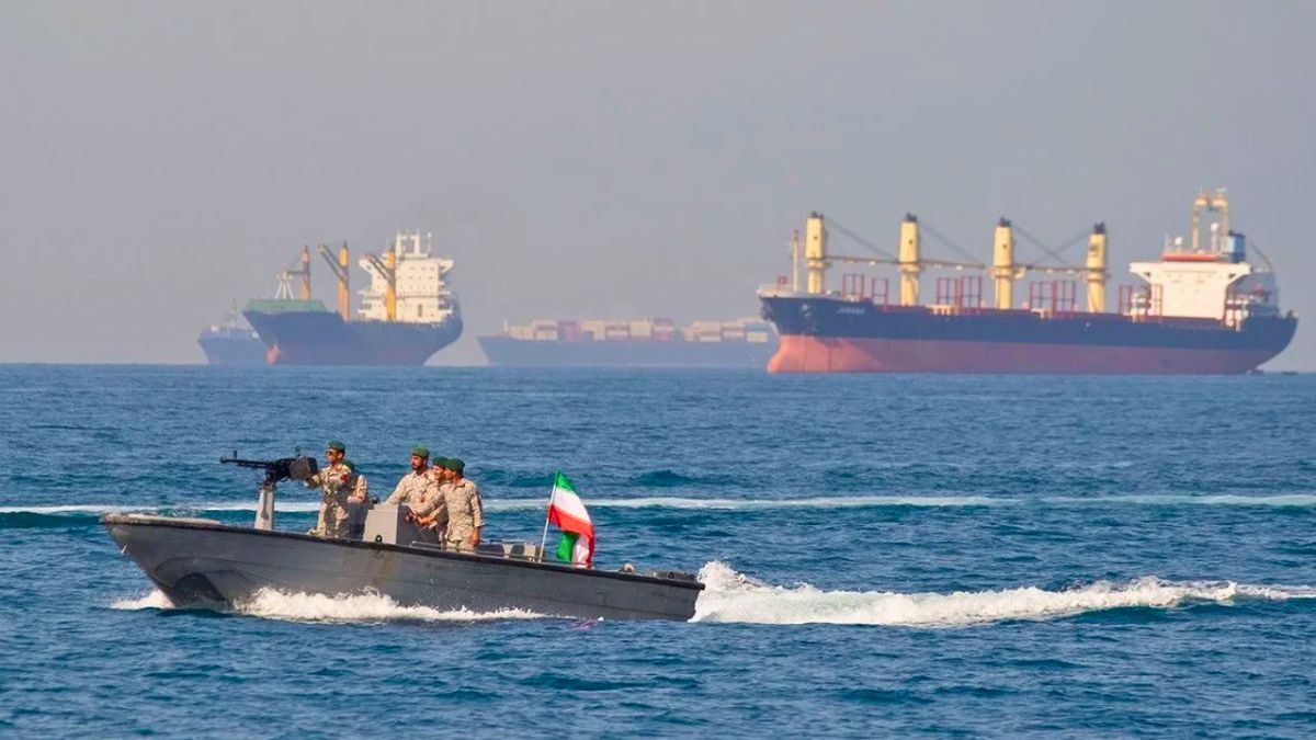 Teherán desafía la orden de Washington y asegura que todoel tráfico marítimo en el estrecho estratégico permanece bajo su mando naval.