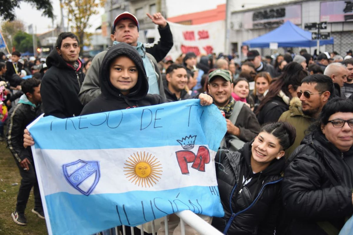 Familias completas se congregaron en Avellaneda para despedir al Indio Solari.