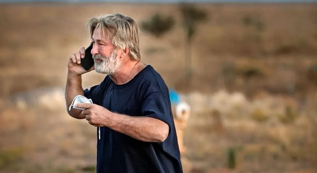 El dolor de Alec Baldwin tras disparar accidentalmente y provocar la muerte de la directora de fotograf&iacute;a.&nbsp;