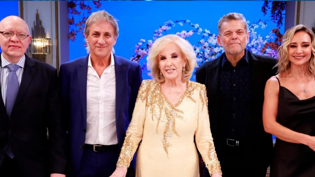 Alfredo Casero fue al programa de Mirtha Legrand junto a Jorge Fernández Díaz, Pablo Novak y Andrea Ghidone. Alfredo Casero fue al programa de Mirtha Legrand junto a Jorge Fernández Díaz, Pablo Novak y Andrea Ghidone.