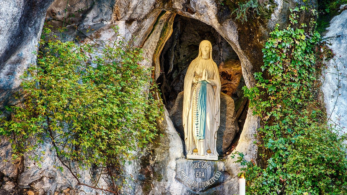 La Virgen de Lourdes es patrona de los enfermos y su celebración es el 11 de febrero.