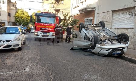 A raíz del fuerte impacto, la mujer quedó atrapada dentro del auto por lo que fue rescatada por los bomberos. Ante esa situación, la conductora fue trasladada por los servicios de emergencia al hospital Cullen. A raíz del fuerte impacto, la mujer quedó atrapada dentro del auto por lo que fue rescatada por los bomberos. Ante esa situación, la conductora fue trasladada por los servicios de emergencia al hospital Cullen.