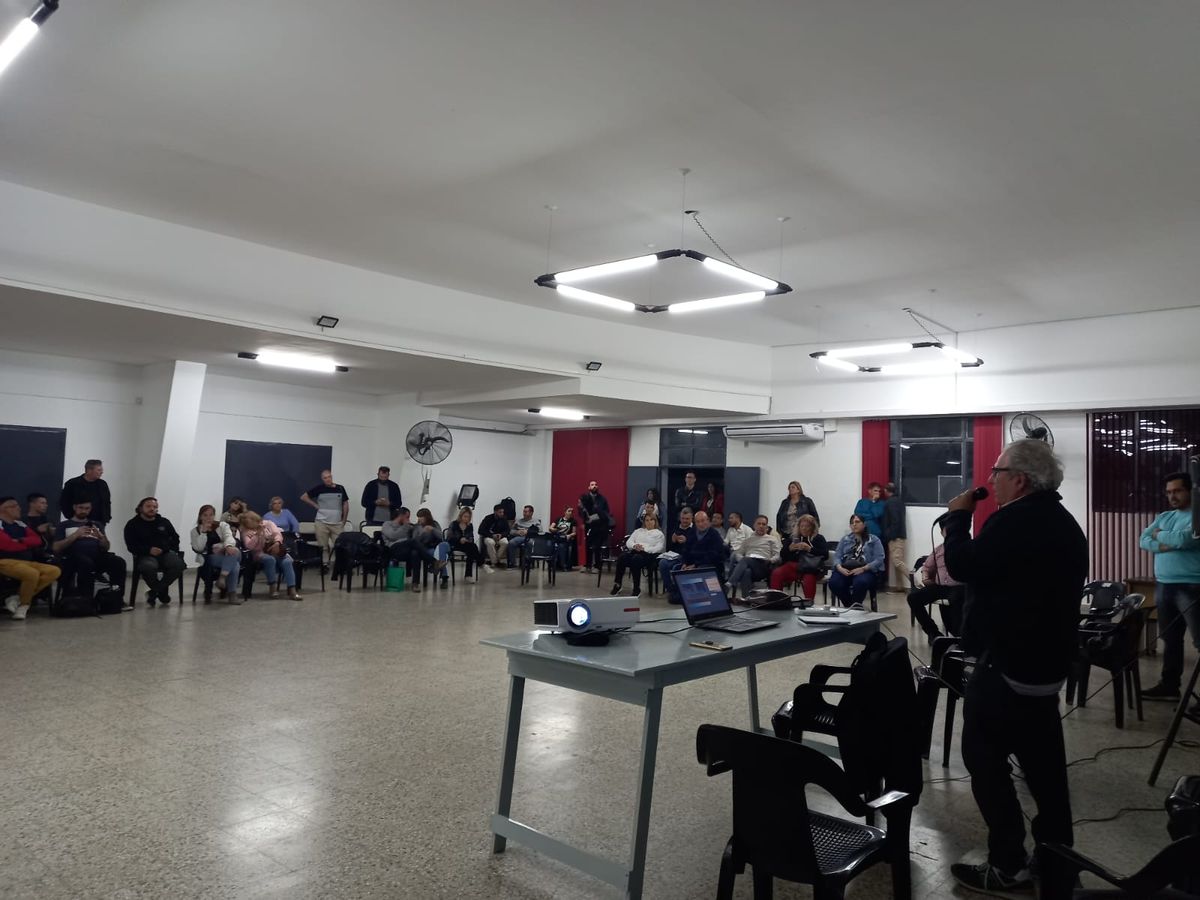 Representantes de distintos partidos políticos del departamento La Capital se reunieron en la sede del Partido Justicialista para delinear acciones en el marco de la campaña de “Unión por la Patria”.