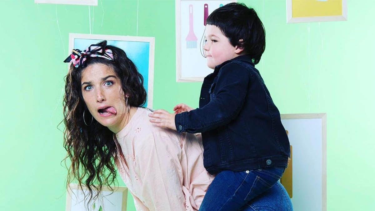 Juana Repetto junto a su hijo