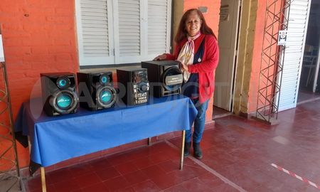 La directora de la institución, Victoria Bravo, le agradeció a Jésica, quien realizó la donación y a Luis Mino por hacer posible la donación. La directora de la institución, Victoria Bravo, le agradeció a Jésica, quien realizó la donación y a Luis Mino por hacer posible la donación.