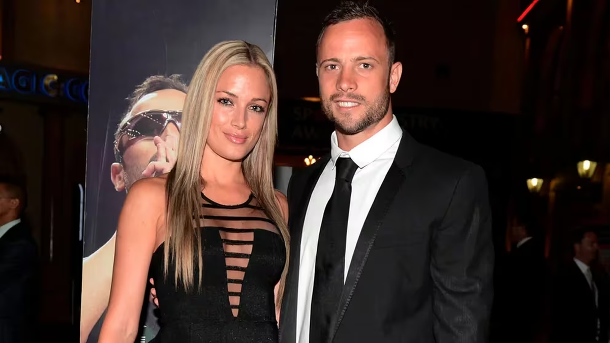 Oscar Pistorius junto a su novia, Reeva Steenkamp. Fue condenado por asesinarla y ahora recibió la libertad condicional. Oscar Pistorius junto a su novia, Reeva Steenkamp. Fue condenado por asesinarla y ahora recibió la libertad condicional.