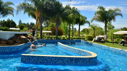Escapada a un pueblito de Entre Ríos que enamora con sus termas con vistas al río