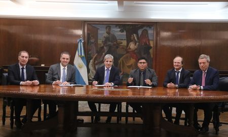 El gobierno firmó con los gobernadores de Neuquén, Rolando Figueroa, y de Santa Cruz, Claudio Vidal, la quita de las retenciones al petróleo convencional. El gobierno firmó con los gobernadores de Neuquén, Rolando Figueroa, y de Santa Cruz, Claudio Vidal, la quita de las retenciones al petróleo convencional.