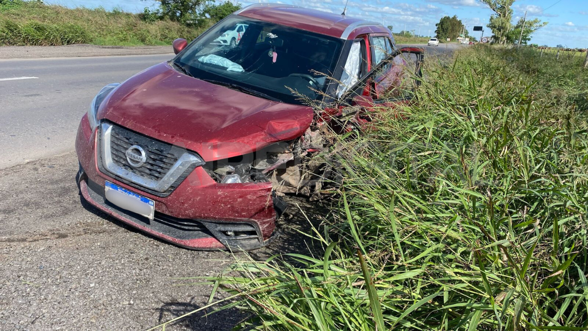 Así quedó uno de los vehículos que chocó frente a otro