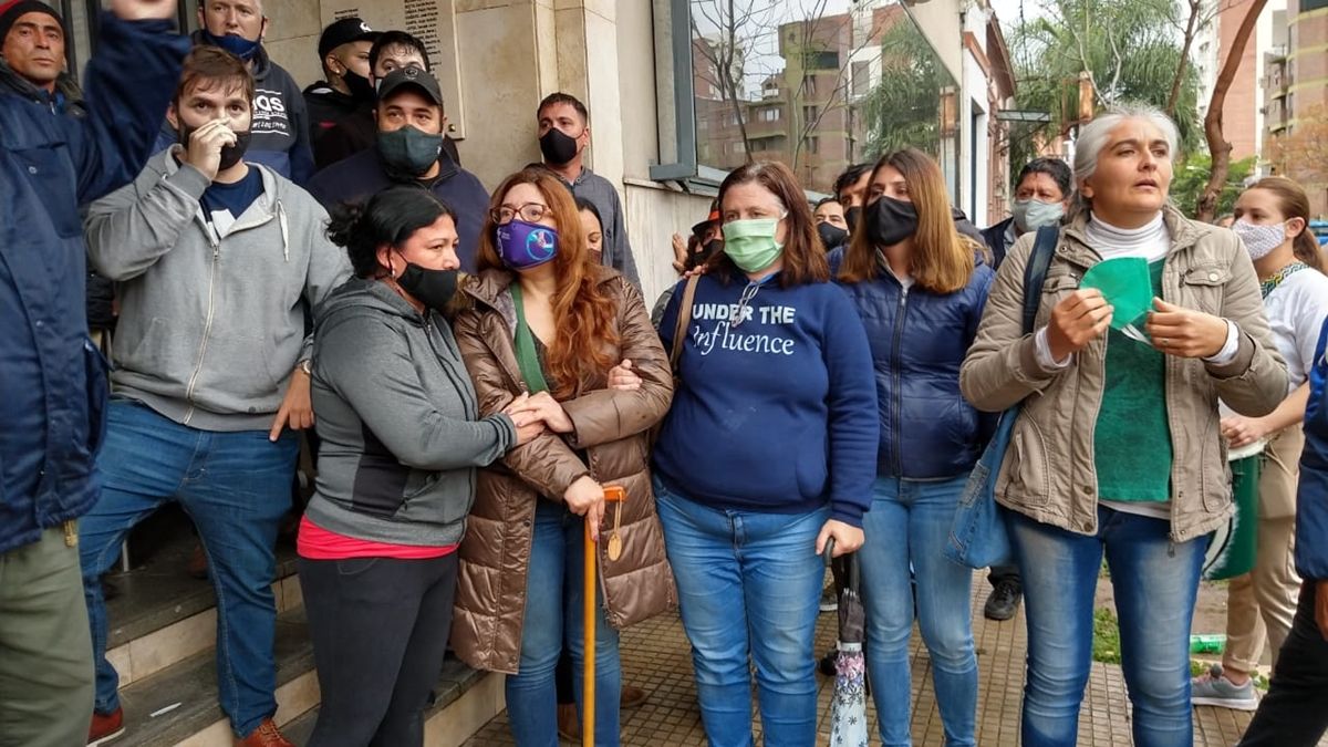 En medio de la tensión y una vez finalizada la asamblea, una mujer denunció que fue golpeada en el interior de la sede al momento de querer hacer uso de la palabra. 