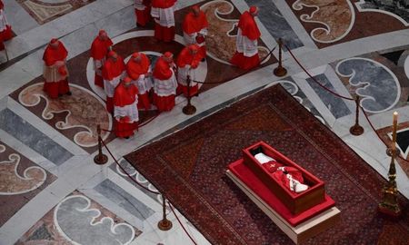 La Basílica de San Pedro recibió cerca de 100.000 personas en solo dos días, en la despedida al papa Francisco. La Basílica de San Pedro recibió cerca de 100.000 personas en solo dos días, en la despedida al papa Francisco.