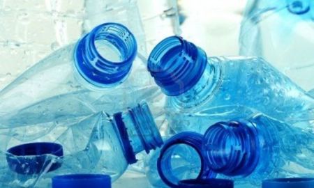 Desde químicos hasta microplásticos: los peligros de recargar las botellas y usarlas más de una vez Desde químicos hasta microplásticos: los peligros de recargar las botellas y usarlas más de una vez